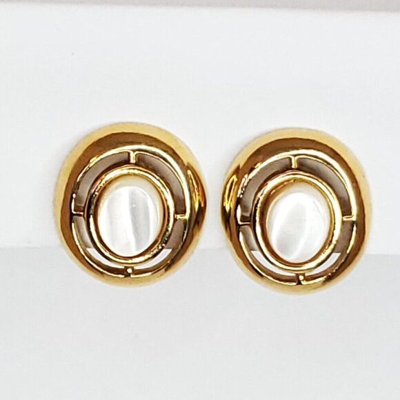 Vintage Oval Mother of Pearl White MOP Earrings Goldtone Framed Clip On 7/8" - Picture 1 of 3